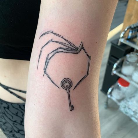 Celebrating #NationalTattooDay with a gallery of our favorite #Coraline-inspired tattoo art!

📸: @howetattoo, @tatualexx, @megsthemuse, @nikii_neko_tattoo, @sianjohnsontattoo (via IG) Famous Movie Tattoos, Horror Fan Tattoos, Coraline Minimalist Tattoo, 50s Inspired Tattoos, Simple Tim Burton Tattoos, Sweeney Todd Tattoo Ideas, Coraline Hand Tattoo, Matching Coraline Tattoos, Coralline Tattoos Ideas