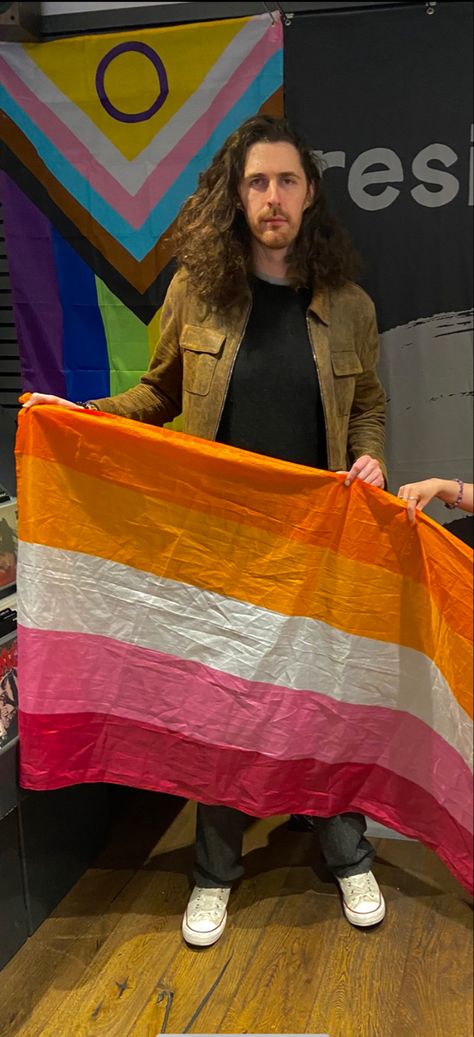 Hozier With Pride Flag, Hozier Holding Lesbian Flag, Hozier Pride Flag, Hozier Girl Aesthetic, Hozier Cute, Hozier Laptop Wallpaper, Hozier Reaction Pic, Hozier Pictures, Hozier Hands