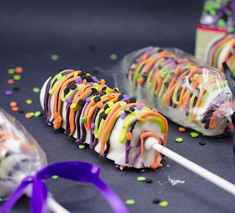 Halloween Recipes - Halloween Marshmallow Pops Marshmallow Pops Halloween, Halloween Marshmallows, Chocolate Covered Marshmallows, Marshmallow Treats, Halloween Chocolate, Marshmallow Pops, Scary Halloween Costumes, Halloween Goodies, S'mores