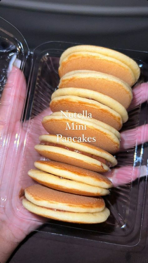 Hot Cakes Minis, Mini Pancakes Business, Mini Pancakes Ideas, Pancake Bar, Dessert Cups Recipes, Food Business Ideas, Mini Pancakes, Tasty Pancakes, Healthy Sweets Recipes