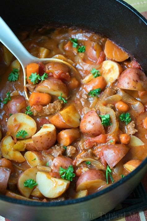 This easy Dutch Oven stew is hearty & will bring you back to your childhood! Packed with tender beef and vegetables it's the perfect dinner or camping meal. Dutch Oven Stew, Oven Stew, Easy Dutch Oven Recipes, Dutch Oven Desserts, Dutch Oven Beef Stew, Oven Beef Stew, Dutch Oven Beef, Dutch Oven Camping Recipes, Healthy Camping Food