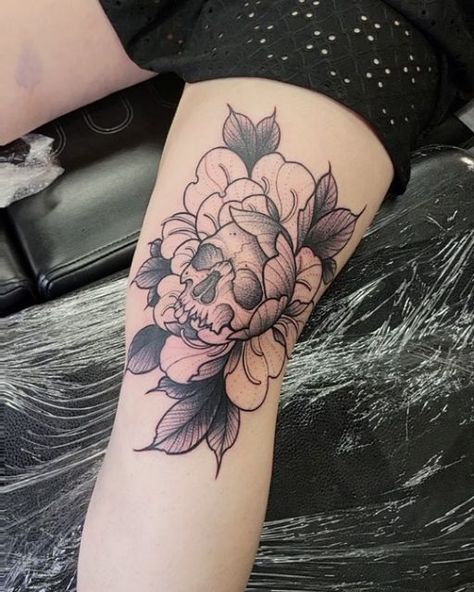 Quince Tattoo, Knee Cap Tattoos Women, Kneecap Tattoo Women, Kneecap Tattoo, Tatoos Design, Knee Cap Tattoo, Knee Cap, Sleeve Ideas, Tattoo Women