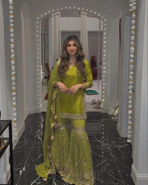 Sharara For Mehndi Function, Pose In Sharara Suit, Green Sharara Suit For Mehendi, Green Mehendi Outfits For Bride, Mehndi Green Suit, Mehndi Function Dress Outfit, Mehendi Dress Outfits, Dress For Mehendi Function, Green Pakistani Suit