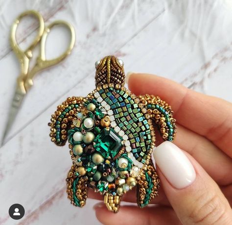 Bead Embroidered Pendant, Seed Bead Jewelry Patterns, Turtle Brooch, Bead Crafts Diy, Hand Beaded Embroidery, Diy Bead Embroidery, Felt Beads, Beadwork Embroidery, Brooch Diy