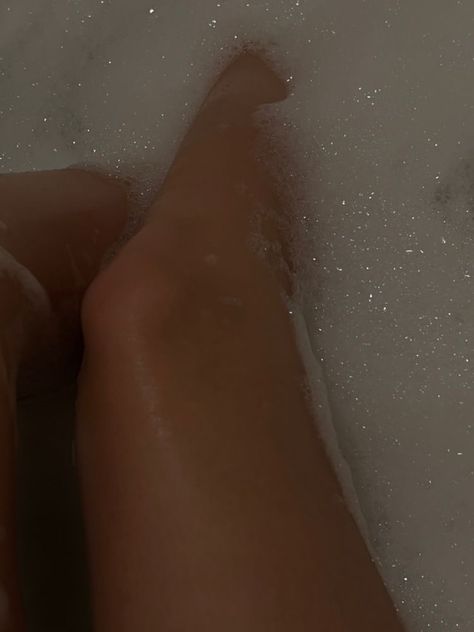 Bath Fake Story, Aesthetic Bath Pics, Bath Soap Aesthetic, Bath Instagram Story, Legs In Bath, After Shower Pics, Bath Poses, Lip Pictures Aesthetic, Bath Selfie