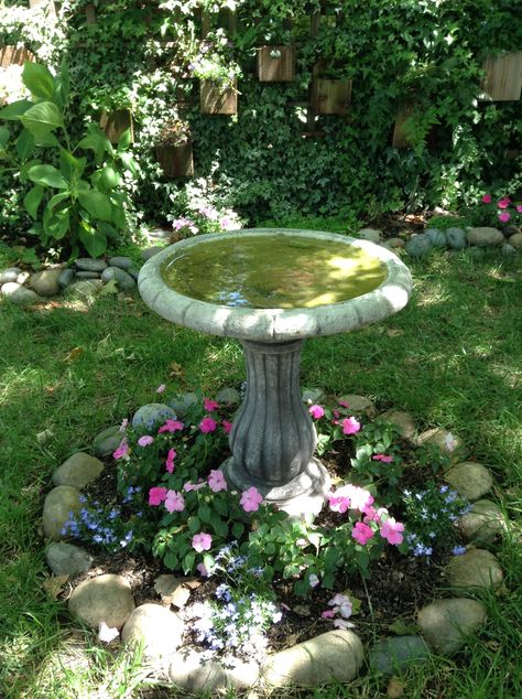 bird bath ideas bird baths ideas bird feeder garden art birdbath ideas garden birdbath fairy garden ideas birdbath garden ideas birdbath ideas landscaping gardens birdbath planter ideas garden projects birdbath landscaping garden ideas old birdbath ideas garden art birdbath in garden ideas birdbath garden ideas plants garden ideas with birdbath Small Yard Decor, Small Front Lawn Ideas, Bird Bath In Garden, Backyard Garden Aesthetic, Graden Idea, Small Yard Ideas, Cute Gardens, Easy Garden Decor, Birdbath Garden