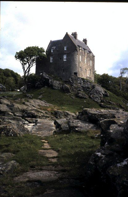 Duntrune Castle © ronnie leask cc-by-sa/2.0 :: Geograph Britain and Ireland Duntrune Castle, Argyll Scotland, Castle Scotland, Castle Mansion, Scotland Castles, Scotland Highlands, Scottish Castles, Scotland Uk, Castle Ruins