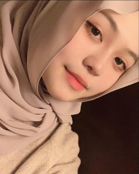 Girls Veiled, Muka Lelaki, Foto Cewek Hijab Aesthetic, Ootd Poses, Muslimah Style, Aesthetic Names, Hijab Aesthetic, Islamic Girl, Beautiful Muslim Women