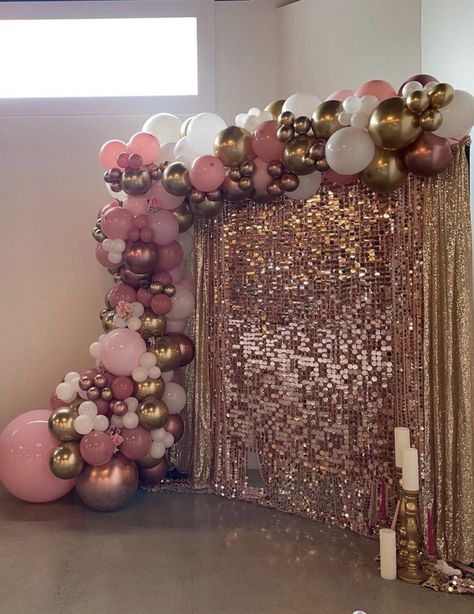 Rose Gold Backdrop Ideas, Sweet 16 Party Ideas Rose Gold, Sweet 16 Decorations Rose Gold, Deco Anniversaire Rose Gold, Rose Gold Backdrop Birthday, Pink And Gold Balloons, Rose Gold Balloon Arch, Rose Gold Party Theme, 27 Birthday Ideas