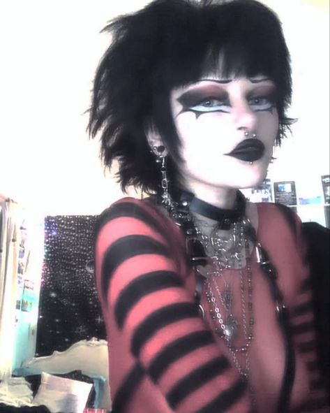 Pfps Drawing, Goth Haircuts, Goth Pfps, Deathrock Fashion, Unconventional Makeup, Spooky Aesthetic, 80s Goth, Goth Music, Punk Makeup