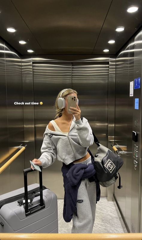 Classy Airport Outfit, Flight Outfit Airport Style, Cozy Sweatpants Outfits, Cool Sweatpants, Chic Airport Outfit, Chic Travel Outfit, Comfy Airport Outfit, Sweatpants Outfit Ideas, Airport Outfit Summer