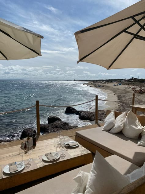 Luxury Beach Club Aesthetic, Aesthetic Beach Restaurant, Beach Lunch Aesthetic, Ibiza Party Aesthetic, Ibiza Aesthetic Party, Beach Restaurant Aesthetic, Beach Club Aesthetic, Ibiza Lifestyle, Ibiza Aesthetic