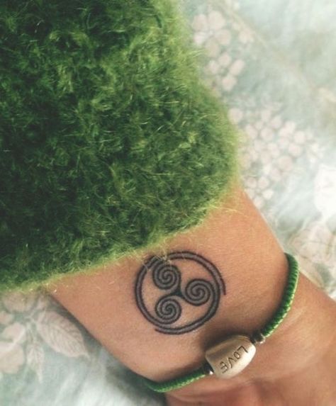 Small Celtic Tattoos, Simbols Tattoo, Small Symbol Tattoos, Henne Tattoo, Spiral Tattoos, Catrina Tattoo, Anklet Tattoos, Celtic Tattoo, Simple Tattoo Designs