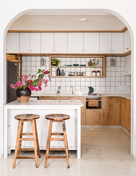 Anisha Chandy crafts the perfect summery home in Bengaluru Boho Open Kitchen, Boho Kitchen Backsplash, Crockery Storage, Boho Kitchen Ideas, Wooden Countertops, White Subway Tile Backsplash, Bright Kitchen, Kitchen Backsplash Ideas, White Backsplash