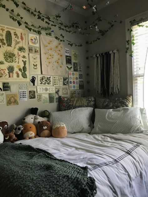 Bedroom Ideas Aesthetic Men, Army Green Room Ideas, Green Bedroom Grey Carpet, Forest Green Dorm Room Aesthetic, Dorm Room Aesthetic Green, Goblin Core Bedroom Ideas, Goblin Core Bedroom, Dream Bedroom Inspiration, Easy Room Decor