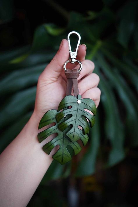 Take your greenery to go with our handmade monstera leaf leather keychains. The perfect gift for any plant lover, these gorgeous double layered green leaves will bring a jungle vibe to your key ring or make a bold bag charm. Leather Craft Projects Ideas, Leather Products Ideas Creative, Wood And Leather Projects, Leather Ideas Handmade, Diy Leather Keychain, Gift Design Ideas, Leather Accessories Diy, Hand Wraps, Leather Keychains