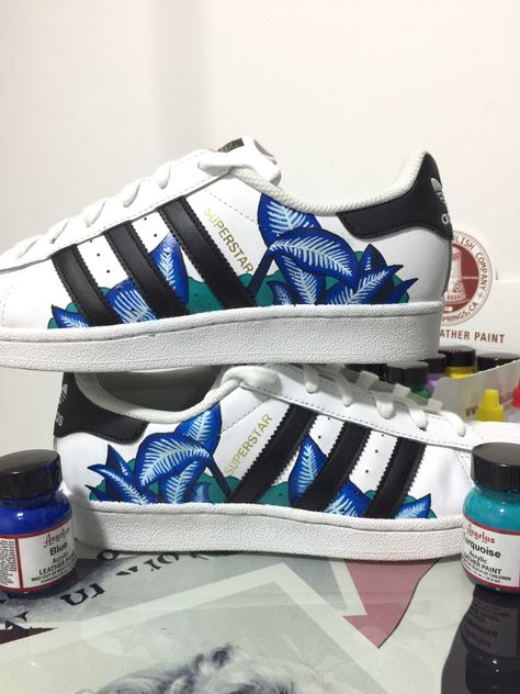 Superstar Adidas Custom, Adidas Custom Shoes, Customising Shoes, Custom Adidas Superstar, Painted Adidas, Adidas Custom, Doodle Shoes, Sport And Health, Shoe Painting