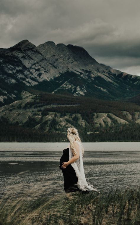 Sadie Elaine Photography. Mountain maternity shoot💕 Winter Mountain Maternity Shoot, Montana Maternity Photos, Maternity Shoot Mountains, Colorado Maternity Photos, Maternity Pictures Mountains, Maternity Photography Mountains, Mountain Maternity Photos, Mountain Maternity Shoot, Country Maternity Photos