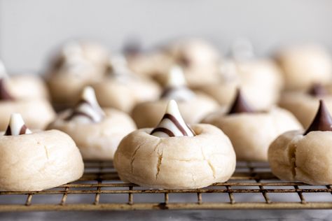 These cream cheese cookies are rolled into balls and baked then topped off with a Hershey's hug or kiss for a chocolate topping. Cheese Cookies Recipe, Chocolate Chip Walnut Cookies, Christmas Cookie Box, Food Cookies, Baking Christmas, Kiss Cookies, Cookie Table, Holiday 2024, Cheese Cookies