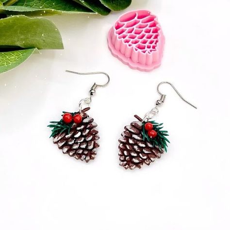 Pinecone Earrings Diy, Clay Experiments, Pinecone Earrings, Pine Cone Art, Diy Pinecone, Sculpey Clay, Christmas Handmade, Pine Cone Crafts, Clay Earring