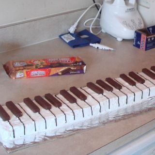 Stick Cookies, White Buttercream Frosting, Piano Cake, Music Themed Cakes, Rodjendanske Torte, Piano Cakes, Music Cakes, Music Themed Parties, Piano Recital