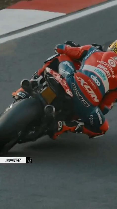 Bike Race Video, Racing Video, Baekhyun Wallpaper, Bike Race, Bike Racing, Cafe Racer Bikes, New Funny Videos, Moto Gp, Racing Bikes