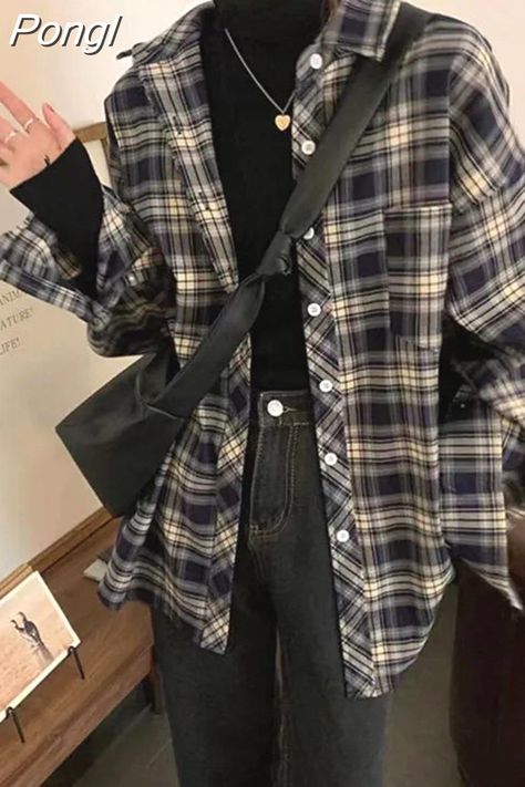 Tomboy Shirt Outfit, Plaid Shirts Women Outfit, Womens Flannel Outfit, Shirt Outfits Women Casual, Outfits With Flannels, Long Sleeved Outfit, Korean Fall Fashion, Shirt Outfits Women, Vintage Outfits For Women