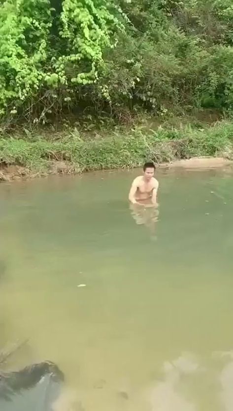 Catch your own fish they said , it will save you money they said - 9GAG Monday Humor, Funny Prank Videos, Wow Video, Prank Videos, 웃긴 사진, Funny Comedy, Funny Pranks, You Funny, Best Funny Pictures