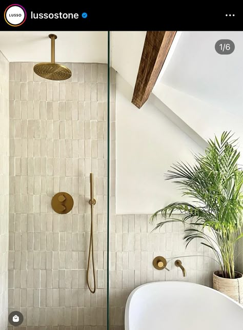 Bad Beige, Bathroom Tile Design Ideas, Drømme Bad, Organic Bathroom, Tile Design Ideas, Spa Inspired Bathroom, Gold Taps, New House Bathroom, Zen Bathroom