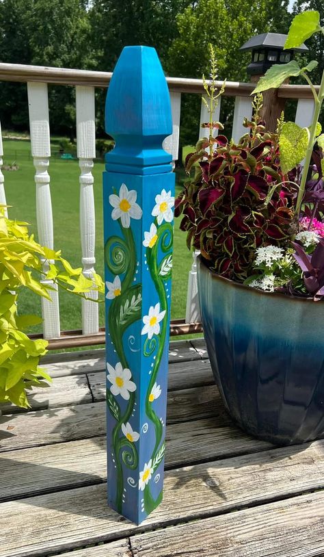 Painted Posts For The Garden, Painted 4x4 Posts, Art Poles For Garden Diy, Garden Poles Painted, Garden Posts Decorative, Peace Pole Diy, Pole Painting, Painting Fence, Garden Flags Ideas