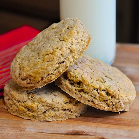 Old Fashioned Oatcakes. Perfect for quick breakfasts or packed lunches, these old fashioned oatcakes can be made plain or with lightly spiced flavour. Oatmeal Sweets, Midevil Recipes, Oat Cakes Recipe, Eggless Biscotti, Oat Cake Recipes, Rock Recipes, Healthy Bars, Scottish Recipes, Oat Cakes