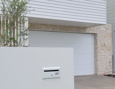 White Stone Cladding, Natural Stone Exterior, Sandstone Cladding, Coastal Home Exterior, Limestone Cladding, Stone Feature Wall, Coastal Exterior, Modern Garage Doors, White Exterior Houses