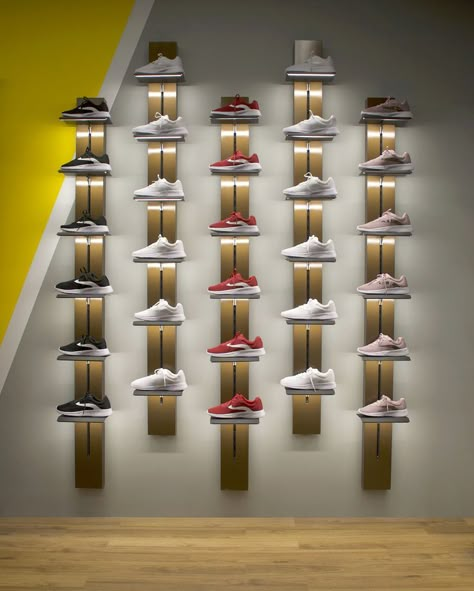 Shoe Shelf Ideas, Shelf In Closet, Shoes Shelf, Store Display Design, Shoe Store Design, Sneaker Displays, Store Shelves Design, Clothing Store Displays, Retail Store Interior Design