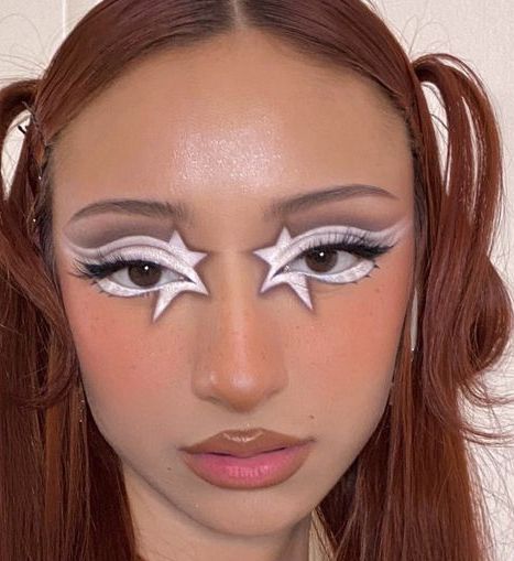 White And Metallic Outfit, Makeup Looks Creative Cool, Makeup Looks Extreme, Extra Makeup Ideas, Cow Eye Makeup, Glam Makeup Colorful, Creative Makeup Looks Colorful, Unique Makeup Looks Creative, Unique Makeup Ideas Creative