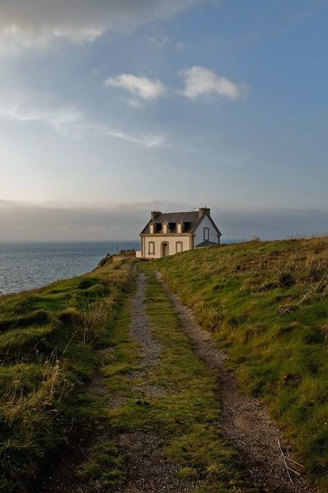 Cottage By The Sea, Seaside Cottage, Inspire Me Home Decor, Little Cottage, Cottagecore Aesthetic, A Hill, Pretty Places, A House, Happy Places