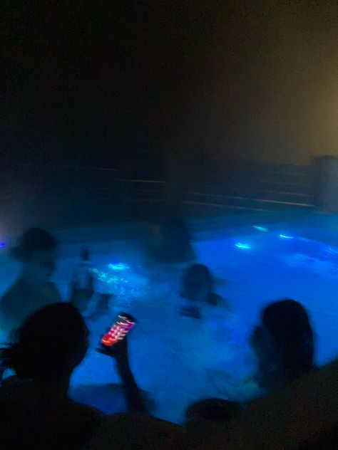 Sto Insta, Pool Party Aesthetic, Night Pool Party, Pool At Night, Ravenclaw Aesthetic, French Montana, Night Swimming, Party Aesthetic, Fotos Goals