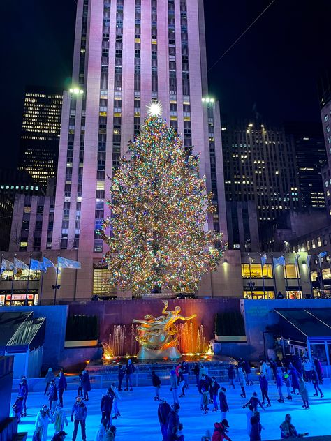 Ultimate Christmas in New York City Itinerary - backpacks and bubbly Prometheus Statue, Christmas Tree In New York, New York Rockefeller Center, City Christmas Lights, New York Activities, Christmas Bars, New York City Itinerary, New York Christmas Tree, Christmas In New York City