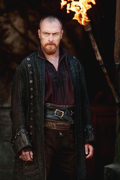 Toby Stevens Flint Black Sails, Black Sails Starz, Pirate Garb, Captain Flint, Toby Stephens, Pirate Fashion, Black Sails, Pirate Life, Black Flag