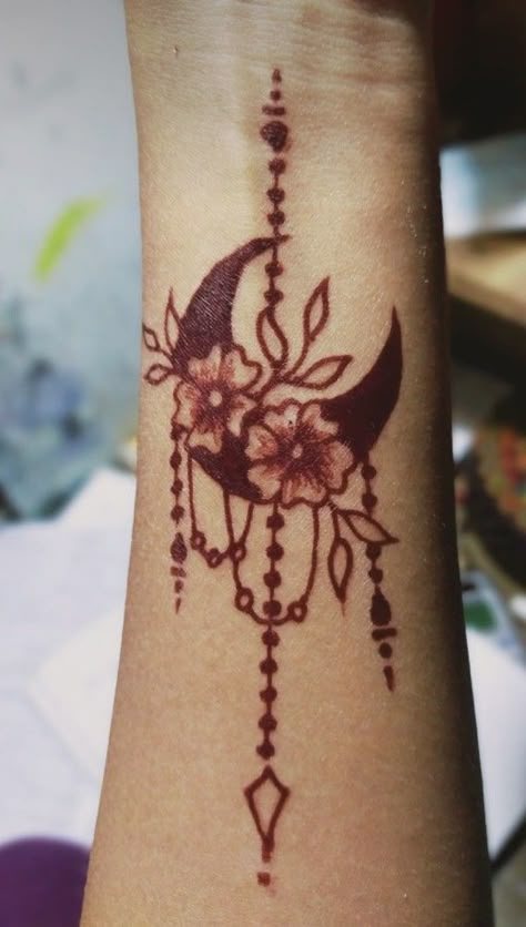 Moon Star Mehndi Designs, Crescent Moon Henna Design, Moon Mehendi Designs Front Hand, Moon Mehandi Designs, Henna Designs On Arm, Eid Mehndi Designs Moon, Graduation Henna, Marudhani Designs, Moon Mehendi Designs