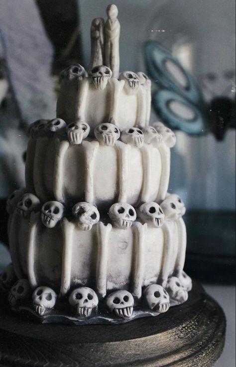 Corpse Bride Cake, Jane Horrocks, Tim Burton's Corpse Bride, Corpse Bride Wedding, Bride Cake, Vampire Wedding, Spooky Cake, Halloween Tea Party, Tim Burton Corpse Bride