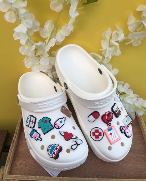 Crocs Medical Outfit, White Crocs Jibbitz Ideas, Medical Crocs, Nurse Crocs, Nursing Crocs, Nursing School Inspiration, Nursing School Motivation, Medical School Life, Crocs Fashion