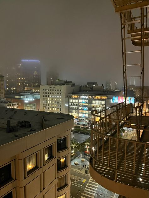 Apartment In San Francisco, San Fran Apartment, San Francisco Apartment Exterior, San Francisco Home Interior, Apartment From Outside, San Francisco Night Aesthetic, San Francisco Apartment Aesthetic, San Francisco Bedroom, Apartment San Francisco