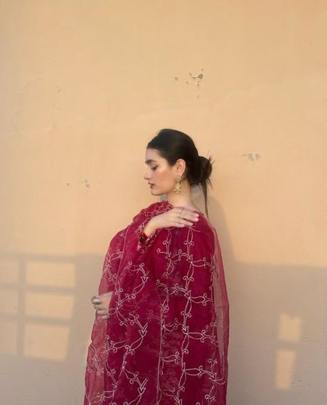 Eid Pose Ideas At Home, Face Hide Photo, Desi Poses, Pakistan Aesthetic, Suit Poses, Eid Photoshoot, Eid Photoshoot Ideas, Insta Story Idea, Desi Wedding Dresses