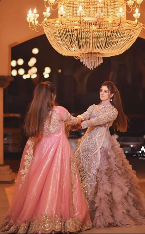 Sehar Hayat Wedding Pics, Song Pic, Pic Tips, Friends Pose, Pakistani Bridal Hairstyles, Jannat Mirza, Minal Khan, Bridesmaid Photoshoot, Friend Songs