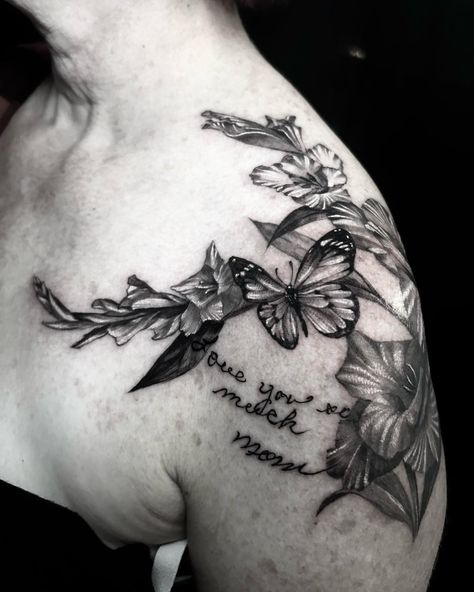 Exquisite floral and script tattoo on the shoulder as memorial piece for her client's mom done by @jenskinart!! We love doing meaningful tattoos like this! 🌺🦋⁠ Floral And Script Tattoo, Floral Memorial Tattoo, Tattoo On The Shoulder, Mama Tried, Script Tattoo, Floral Tattoos, Memorial Tattoo, Tattoo Script, Best Tattoo