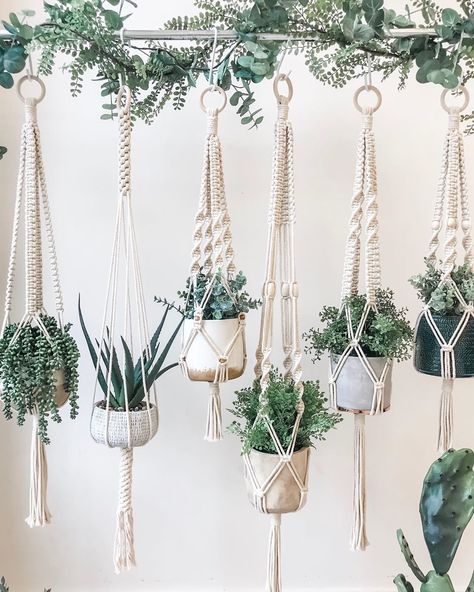 Pot Gantung, Art Macramé, Pola Macrame, Macrame Plant Hanger Tutorial, Macrame Plant Hanger Patterns, Diy Macrame Plant Hanger, Deco Nature, Diy Plant Hanger, Macrame Plant Holder