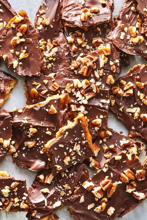 Saltine Cracker Toffee Saltine Cracker Toffee, Saltine Cracker, Saltine Toffee, Bake Christmas, Favorite Holiday Desserts, Cracker Candy, Cracker Toffee, Toffee Cookies, Chocolate Graham Crackers