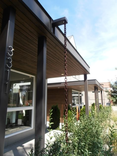 Rain chain instead of gutter and downspout: Decorative Downspouts, Interior Patio, Rain Gutters, Rain Chain, Rainwater Harvesting, Rain Water Collection, Sopot, Flat Roof, Backyard Landscaping Designs