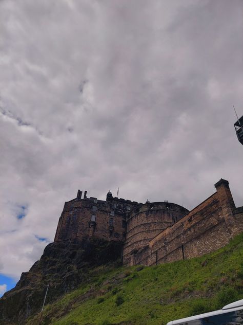 Edinburgh Castle, Scotland 🏴󠁧󠁢󠁳󠁣󠁴󠁿 Edinburgh Scotland Photography, Edinburgh Aesthetic, Edinburgh Castle Scotland, Scotland Aesthetic, Scotland Photography, Edinburgh University, Aberdeen Scotland, Castle Scotland, Edinburgh City