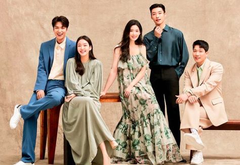 Lee Min Ho and Kim Go Eun joke around between takes on The King: Eternal Monarch set Family Photo Studio, The King Eternal Monarch, Family Photoshoot Poses, Eternal Monarch, Lee Min Ho Photos, Family Portrait Poses, Korean Best Friends, Kim Go Eun, Best Photo Poses